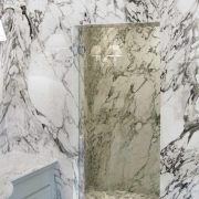 Rivestimento pareti bagno in marmo bianco a macchia aperta