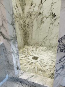 Rivestimento pareti doccia in marmo bianco a macchia aperta