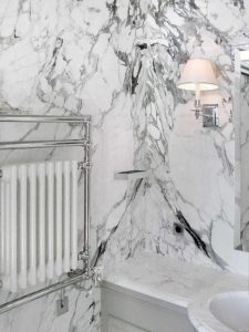 Rivestimento pareti bagno in marmo bianco a macchia aperta