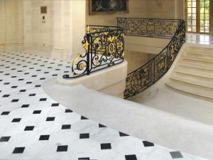 pavimenti in marmo nero e marmo bianco, scala marmo