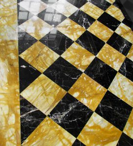 pavimenti in marmo nero e marmo giallo