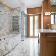 Sale da bagno realizzate in Calacatta Carrara a macchia aperta