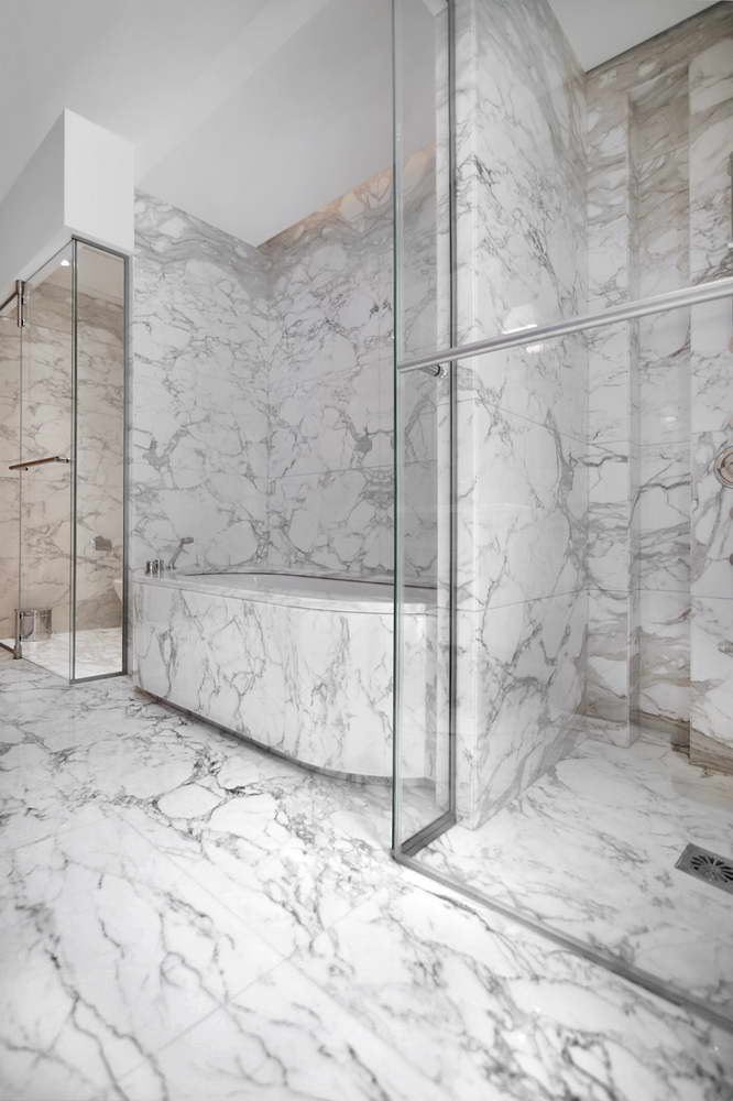 Sale da bagno realizzate in Calacatta Carrara a macchia aperta