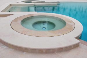 bordi piscina in marmo