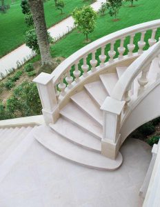 scalinata in marmo bianco