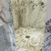 Rivestimento pareti doccia in marmo bianco a macchia aperta