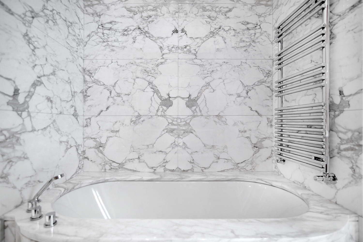 Sale da bagno realizzate in Calacatta Carrara a macchia aperta